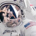 El casco del astronauta Mike Fossum en el que se refleja la Tierra, la Estación Espacial Internacional y su compañero Ron Garan