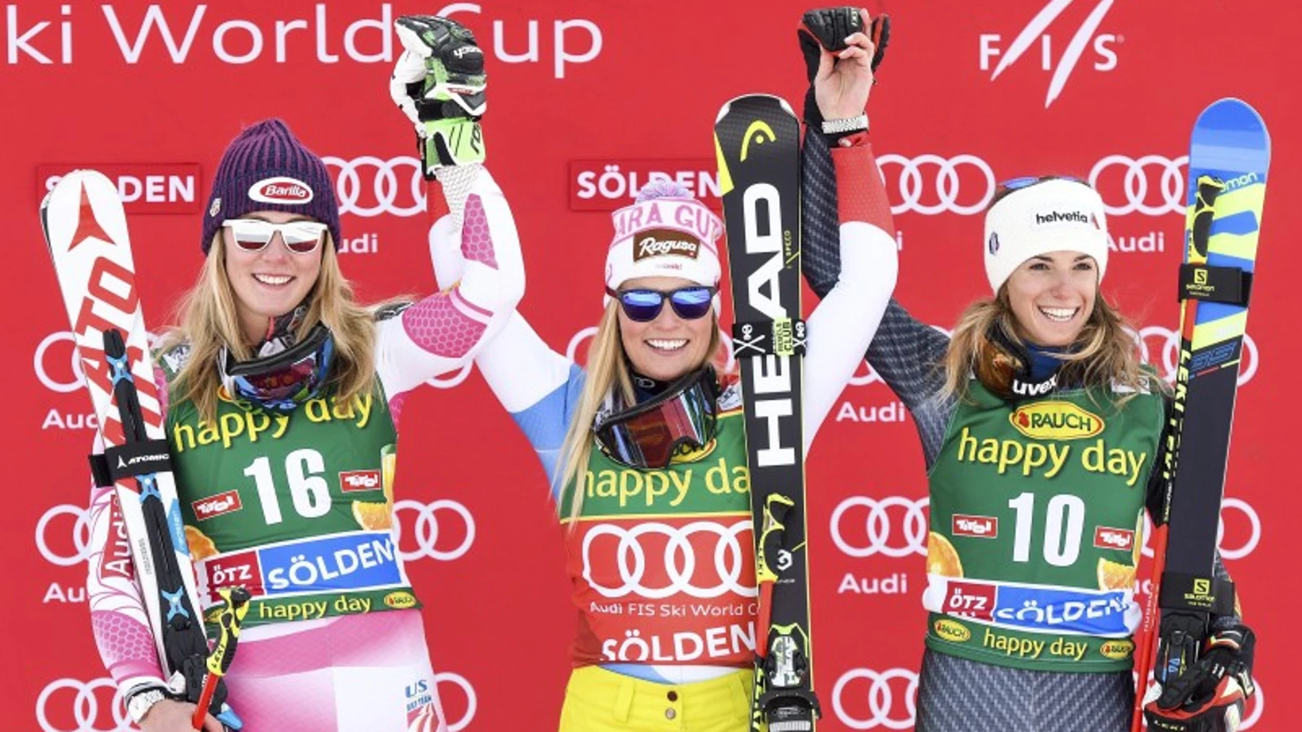 La suiza Lara Gut of Switzerland (centro, primera plaza), Mikaela Shiffrin de USA (izquierda, segunda plaza) y la italiana Marta Bassino (derecha, tercera plaza) en el podium de Solden