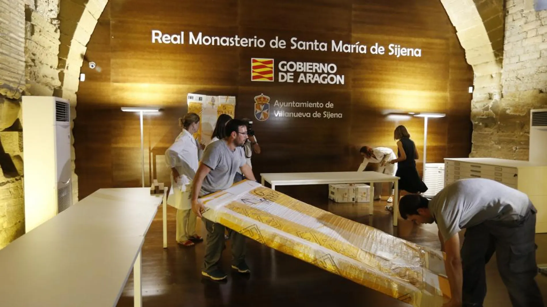 Operarios descargan el pasado mes de julio una de las 53 piezas que la Generalitat de Cataluña ha entregado hoy al Monasterio de Sijena (Huesca) por orden del juzgado de instrucción número 1 de Huesca que determinó la propiedad aragonesa de 97 piezas depositadas en museos catalanes.