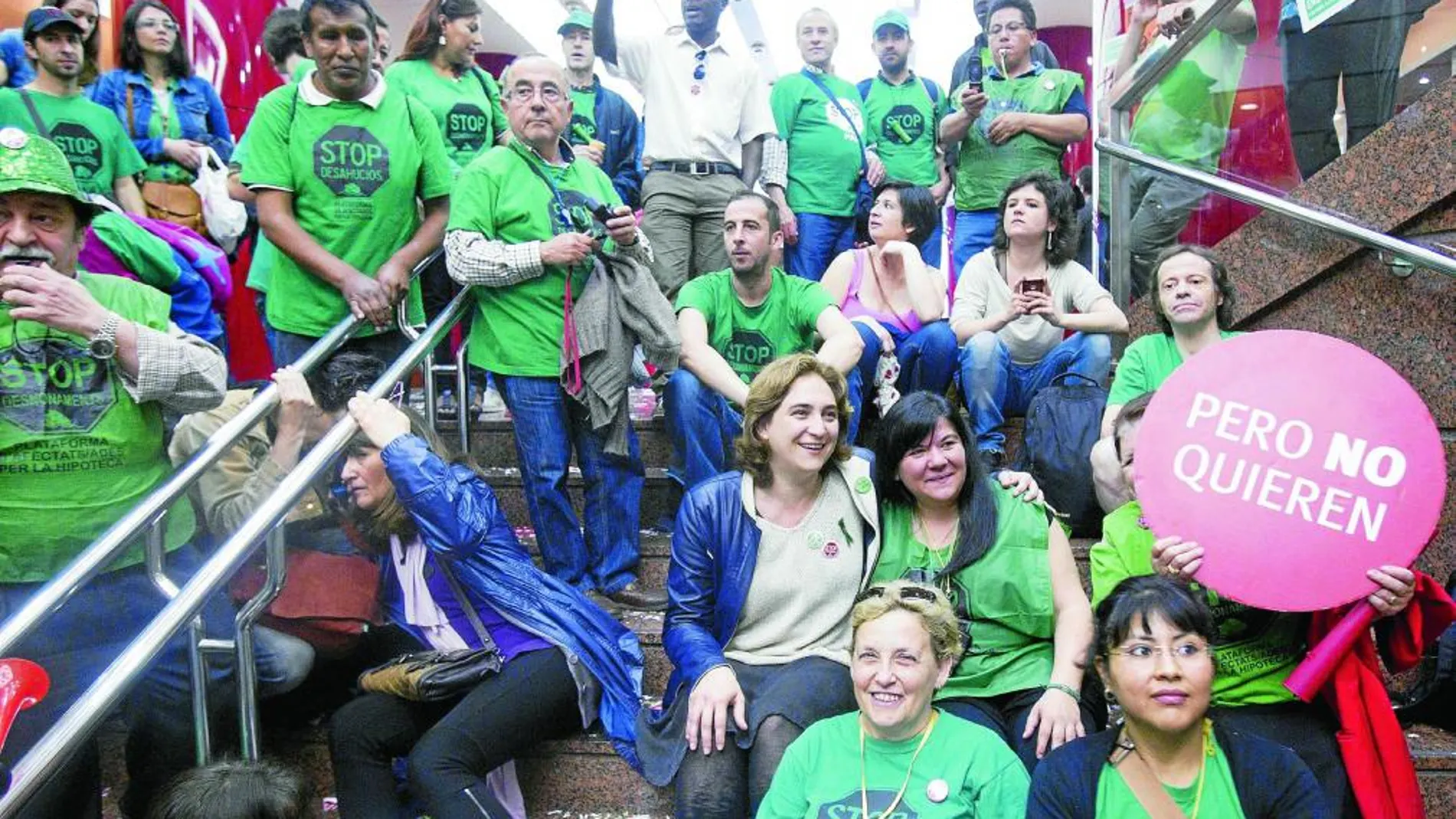 La portavoz de la PAH, Ada Colau (en el centro), participó ayer en una concentración antidesahucios en Barcelona