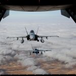 Dos cazas F-18 durante la interceptación de una aeronave no identificada/Foto y vídeo: J. Fdez.-Largo