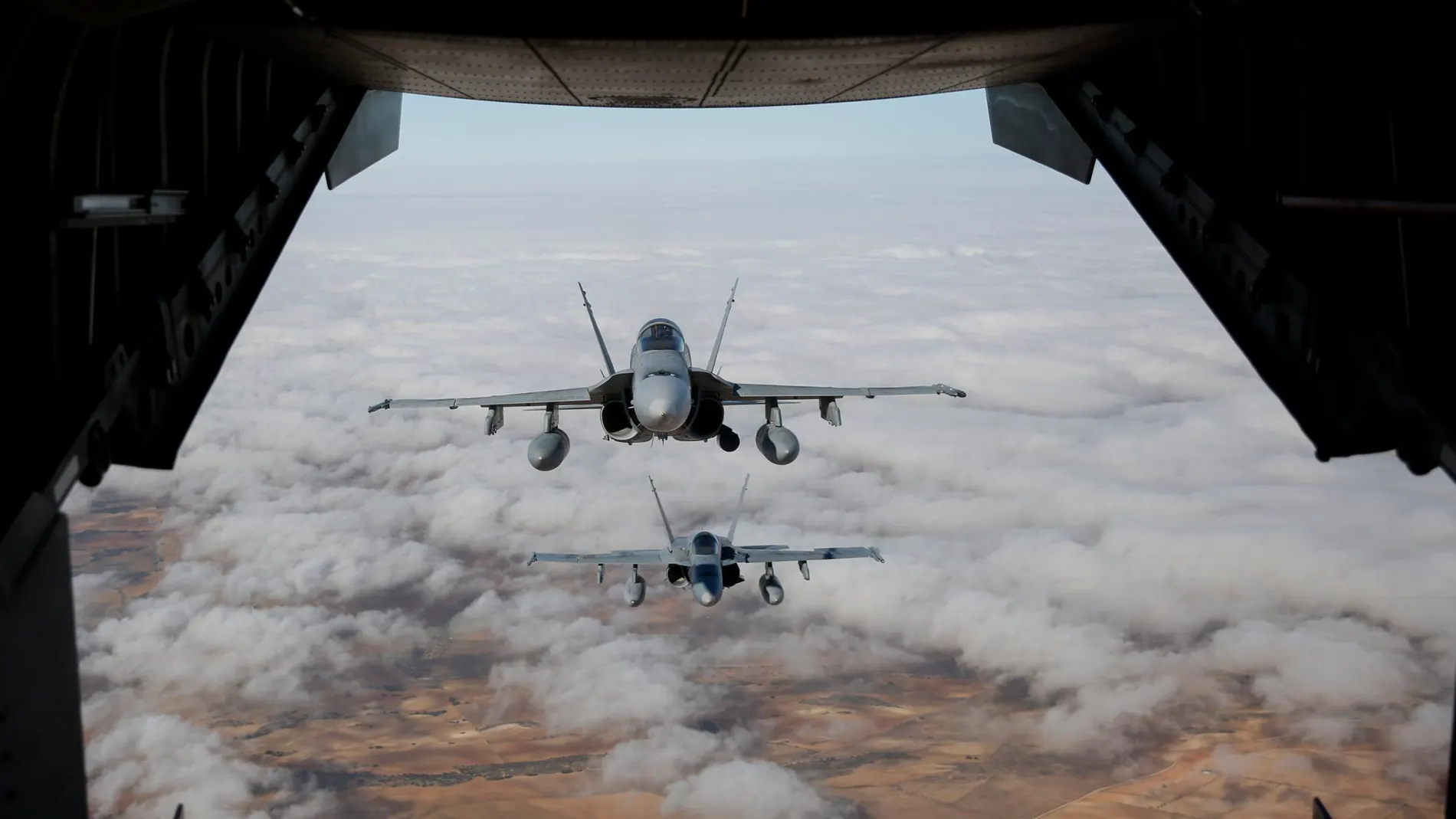 Dos cazas F-18 durante la interceptación de una aeronave no identificada/Foto y vídeo: J. Fdez.-Largo