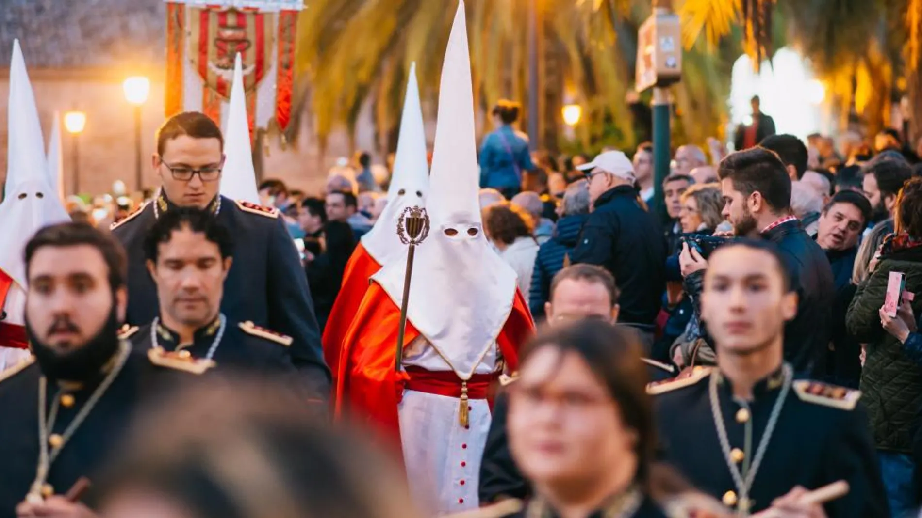 Las calles del distrito Marítimo de Valencia se llenan de recogimiento y devoción con las procesiones de la Semana Santa Marinera
