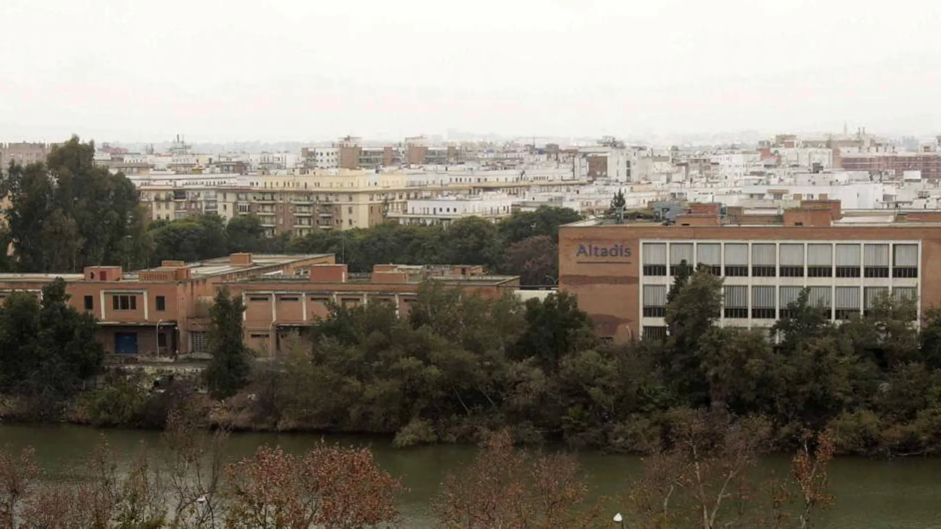 La parcela, de uso industrial, ocupa un lugar estratégico en la margen derecha de la Dársena del Guadalquivir
