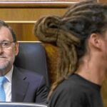 Mariano Rajoy, esta semana en el Congreso, observa al diputado Alberto Rodríguez, de Podemos