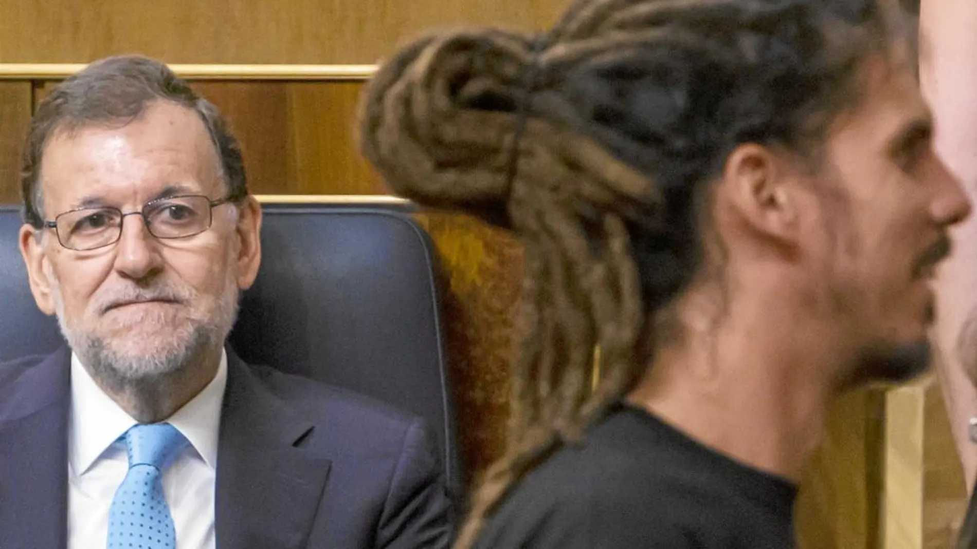 Mariano Rajoy, esta semana en el Congreso, observa al diputado Alberto Rodríguez, de Podemos