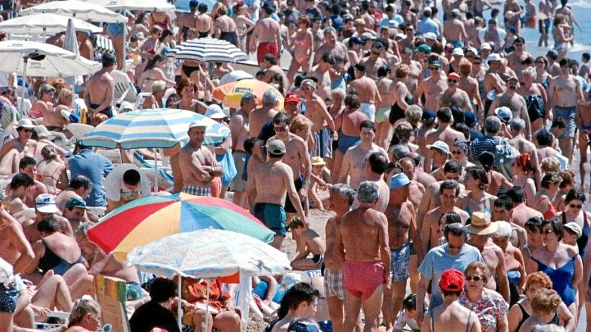Benidorm era el lugar deseado por cualquier español para pasar sus vacaciones. En la imagen, la playa de Levante en 2003