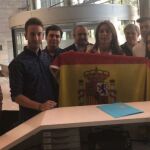 El PP lleva una bandera a la Delegación del Govern en Gerona / Ep