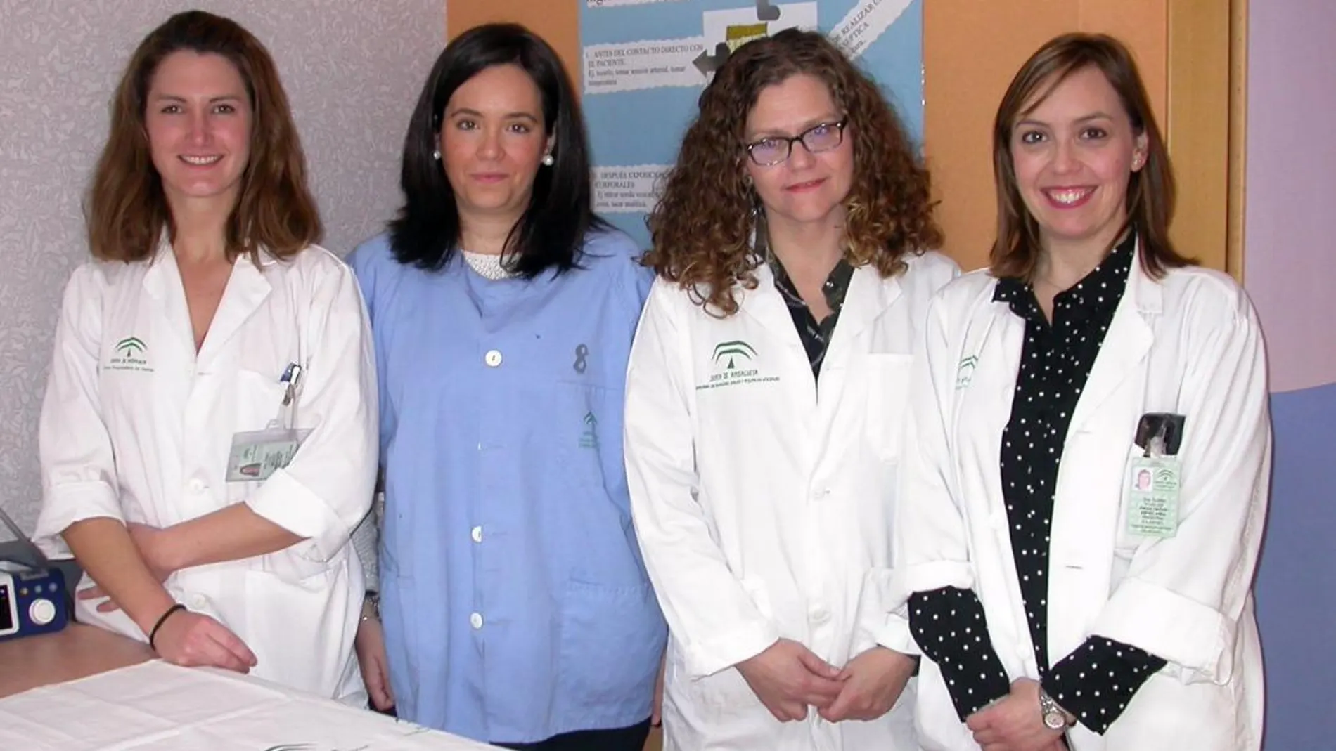 De derecha a izquierda, Elena Vázquez (pediatra coordinadora del trabajo galardonado), Isabel Geniz, Irene Sánchez y Enma López