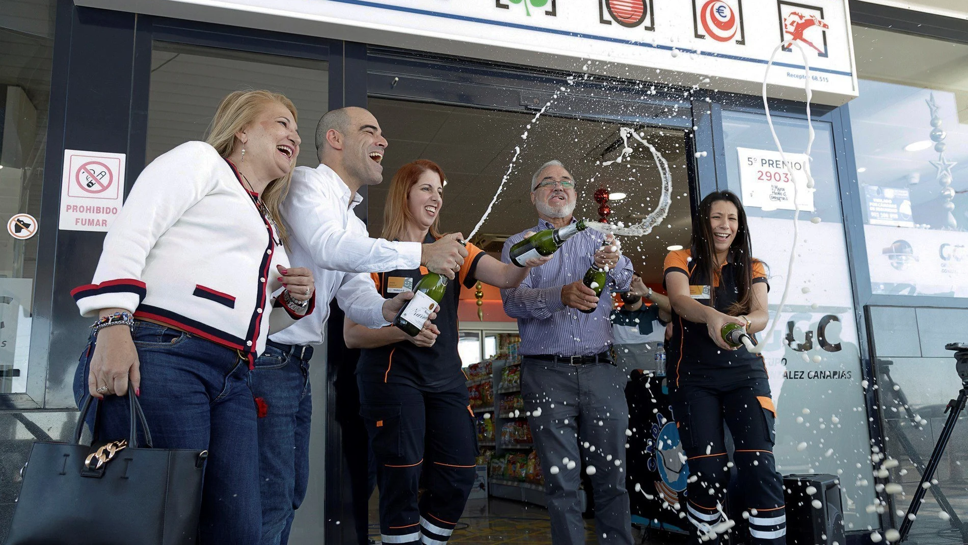 Los propietarios y empleados de la administración de Lotería de la Autopista del Sur, km 54 de Granadilla de Abona (Tenerife) celebran los premios.