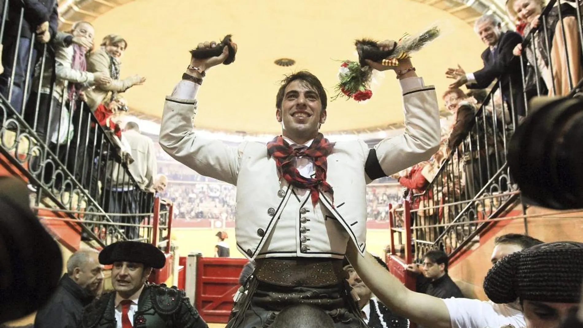 El rejoneador Roberto Armendáriz, incluido en el serial, abrió la puerta grande de Zaragoza en la última Feria del Pilar