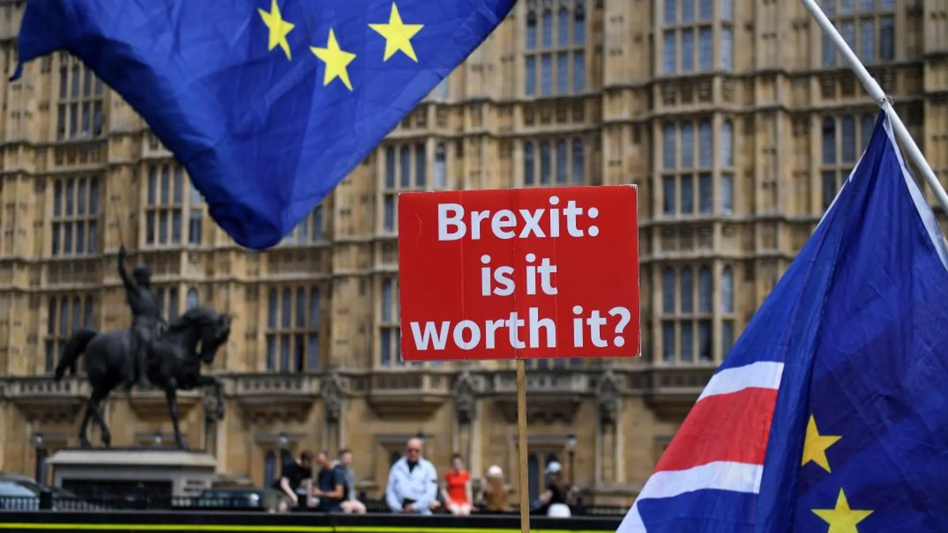 Un manifestante en contra del "brexit"se manifiesta a las afueras del Parlamento en Londres, Reino Unido / Foto: Efe