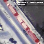 Una imagen del vídeo distribuido por el Ministerio de Defensa ruso donde, según Moscú, se muestra un vehículo sospechoso al lado del convoy humanitario que fue atacado el lunes