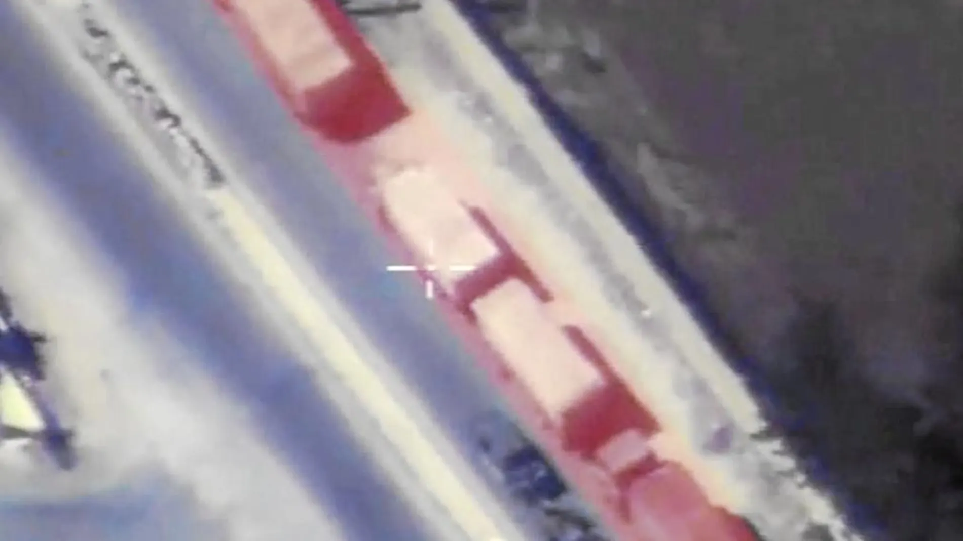 Una imagen del vídeo distribuido por el Ministerio de Defensa ruso donde, según Moscú, se muestra un vehículo sospechoso al lado del convoy humanitario que fue atacado el lunes