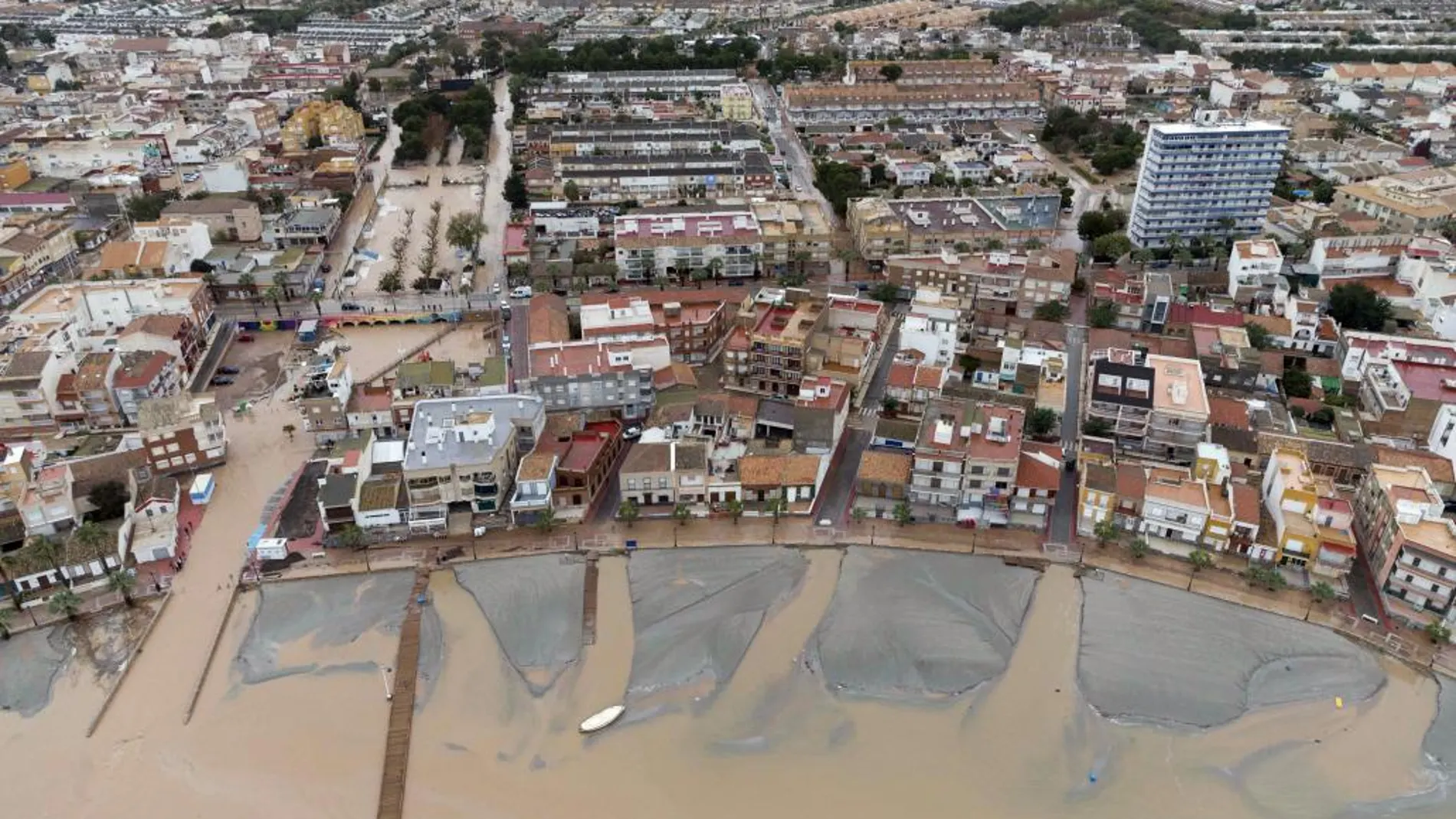 Imagen aérea del municipio murciano de Los Alcázares, totalmente anegado por el agua