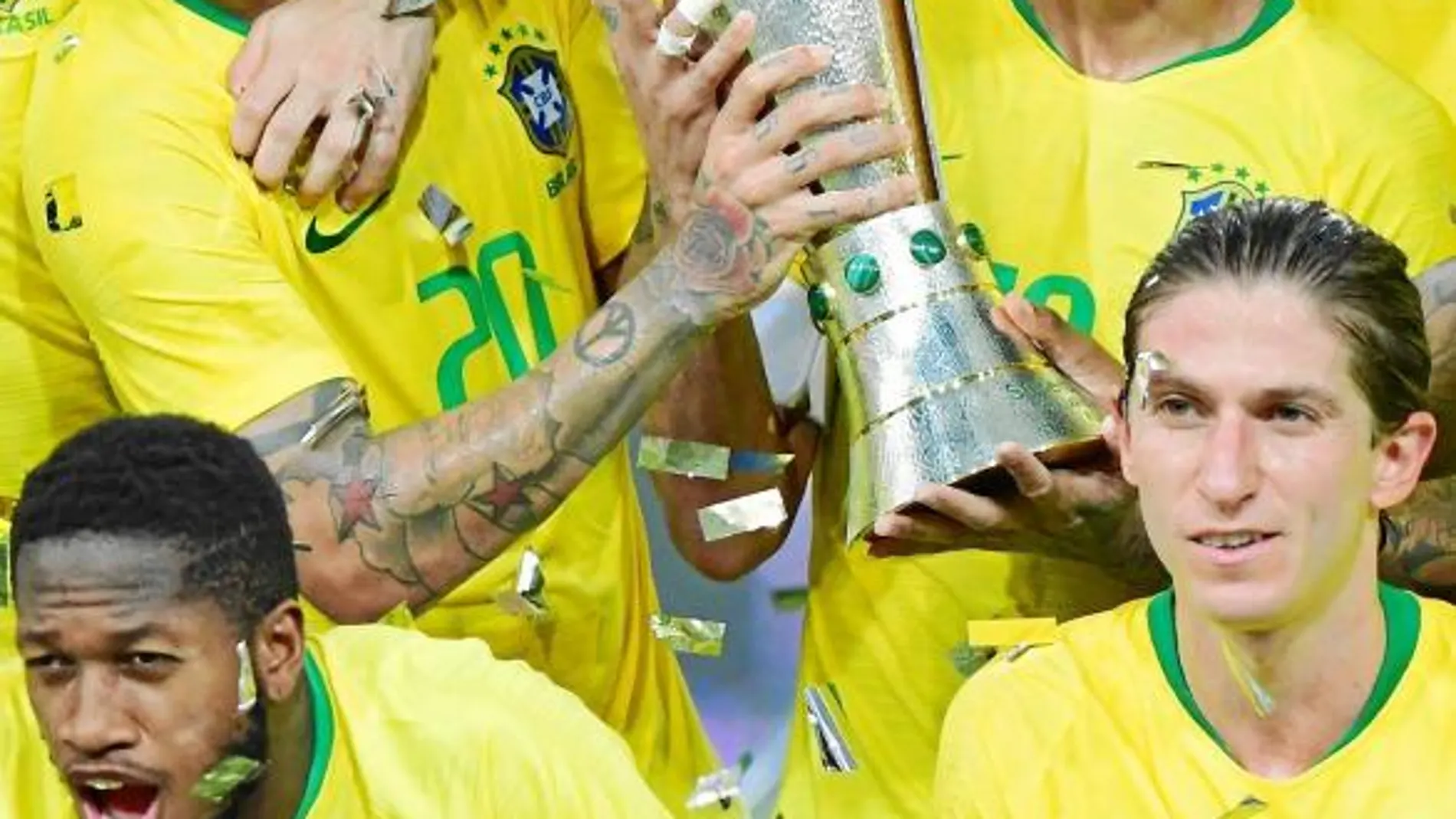 Neymar, el mejor jugador del partido de ayer, con el trofeo del superclásico centenario