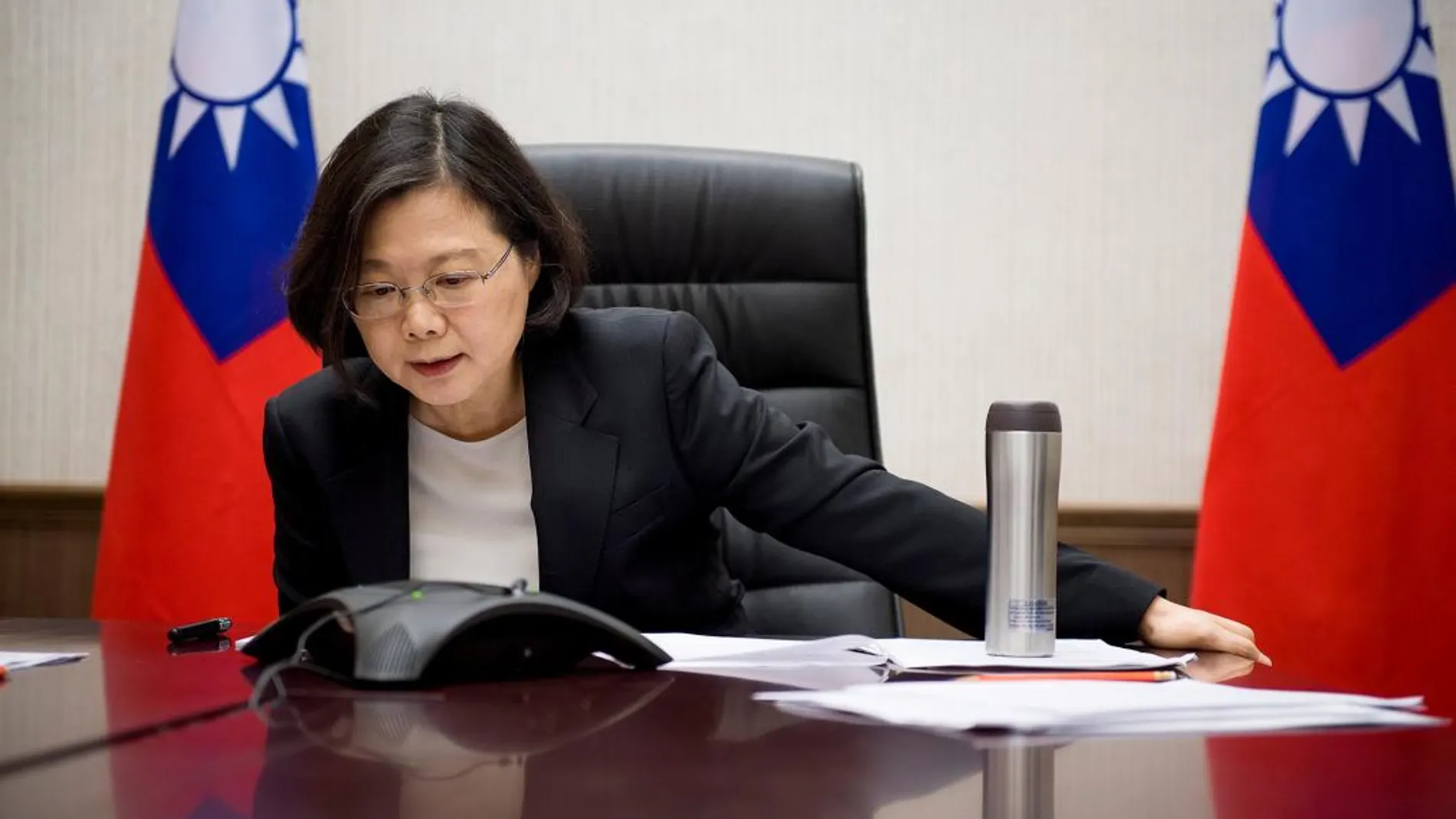 La presidenta de Taiwan, Tsai Ing-wen, habla por teléfono con el presidente de Estados Unidos Donald Trump, en una imagen de archivo.
