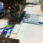 Imagen de uno de los billetes falsos que estaban siendo retocados