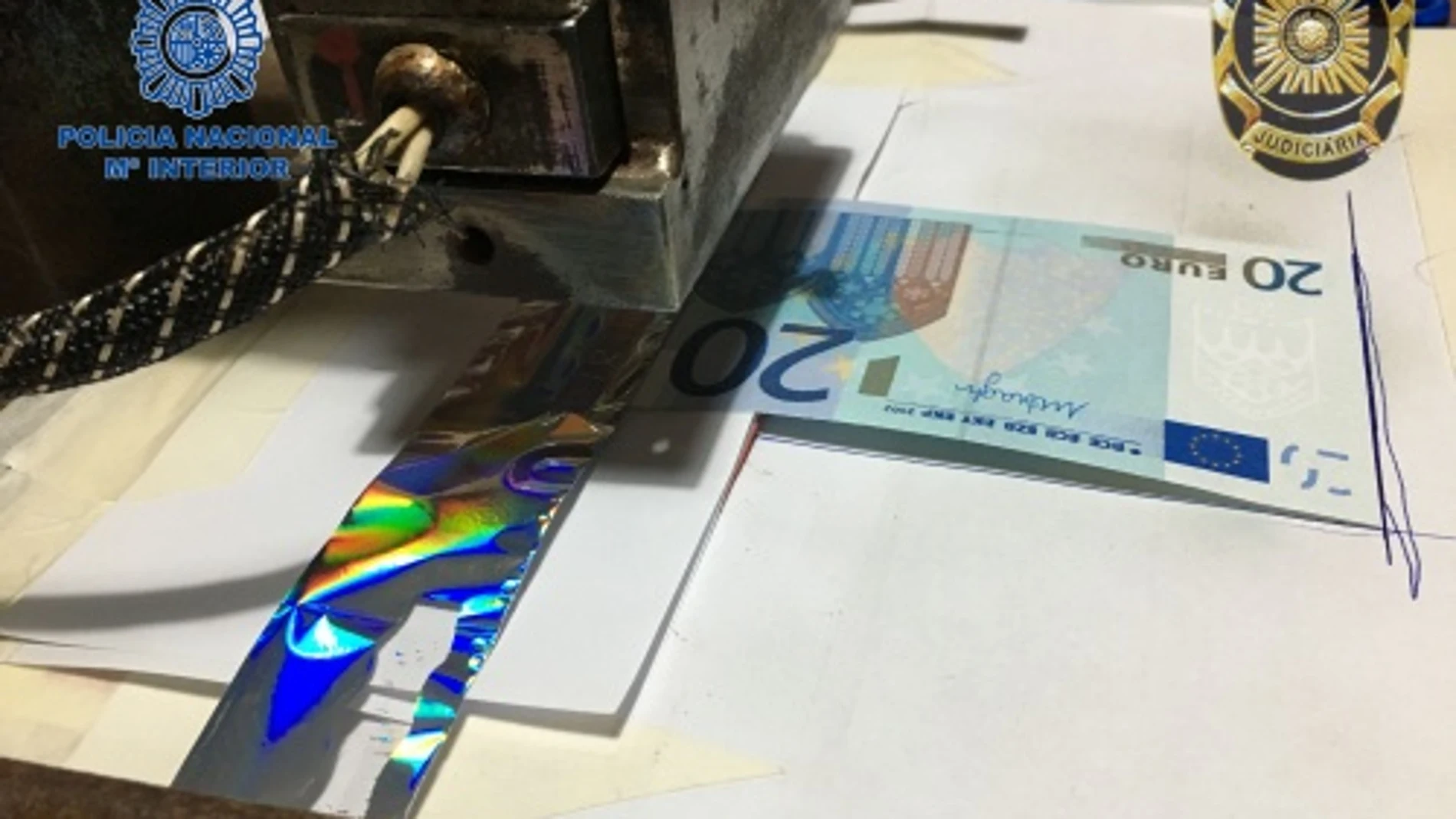 Imagen de uno de los billetes falsos que estaban siendo retocados