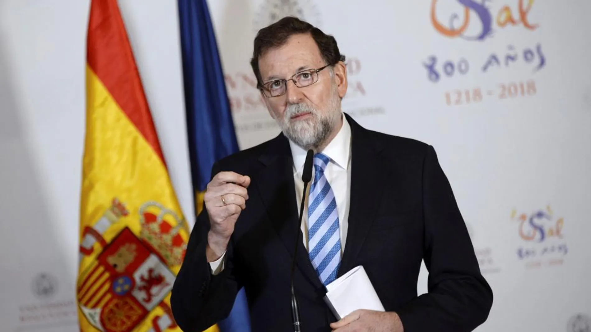 El presidente del Gobierno, Mariano Rajoy, antes de asistir en la Universidad de Salamanca al acto de investidura como doctor honoris causa del presidente de la Comisión Europea, Jean Claude Juncker. Efe