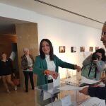 María José Calderón, de Cs, vota en la Casa de Cultura de Don Benito