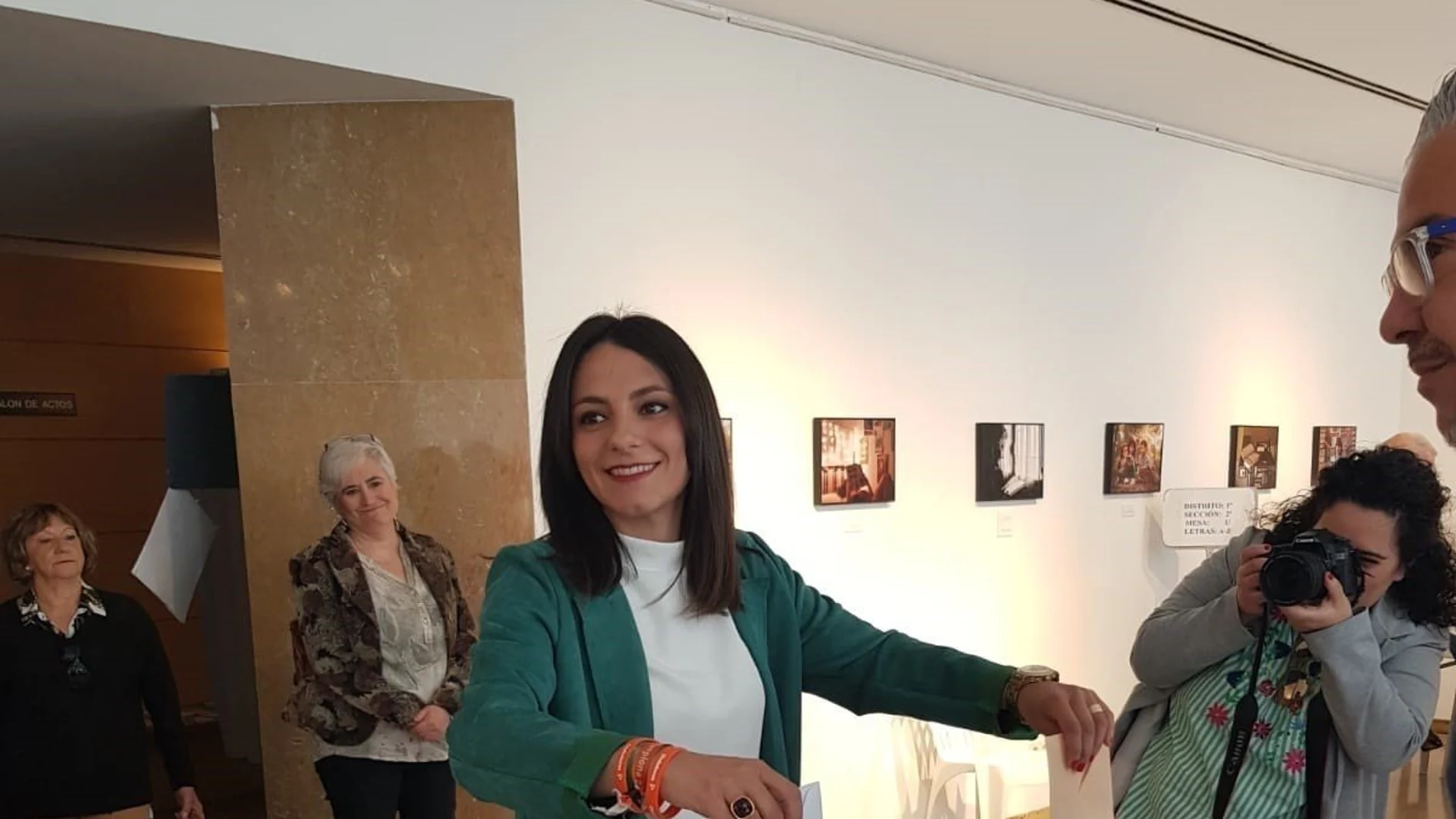 María José Calderón, de Cs, vota en la Casa de Cultura de Don Benito