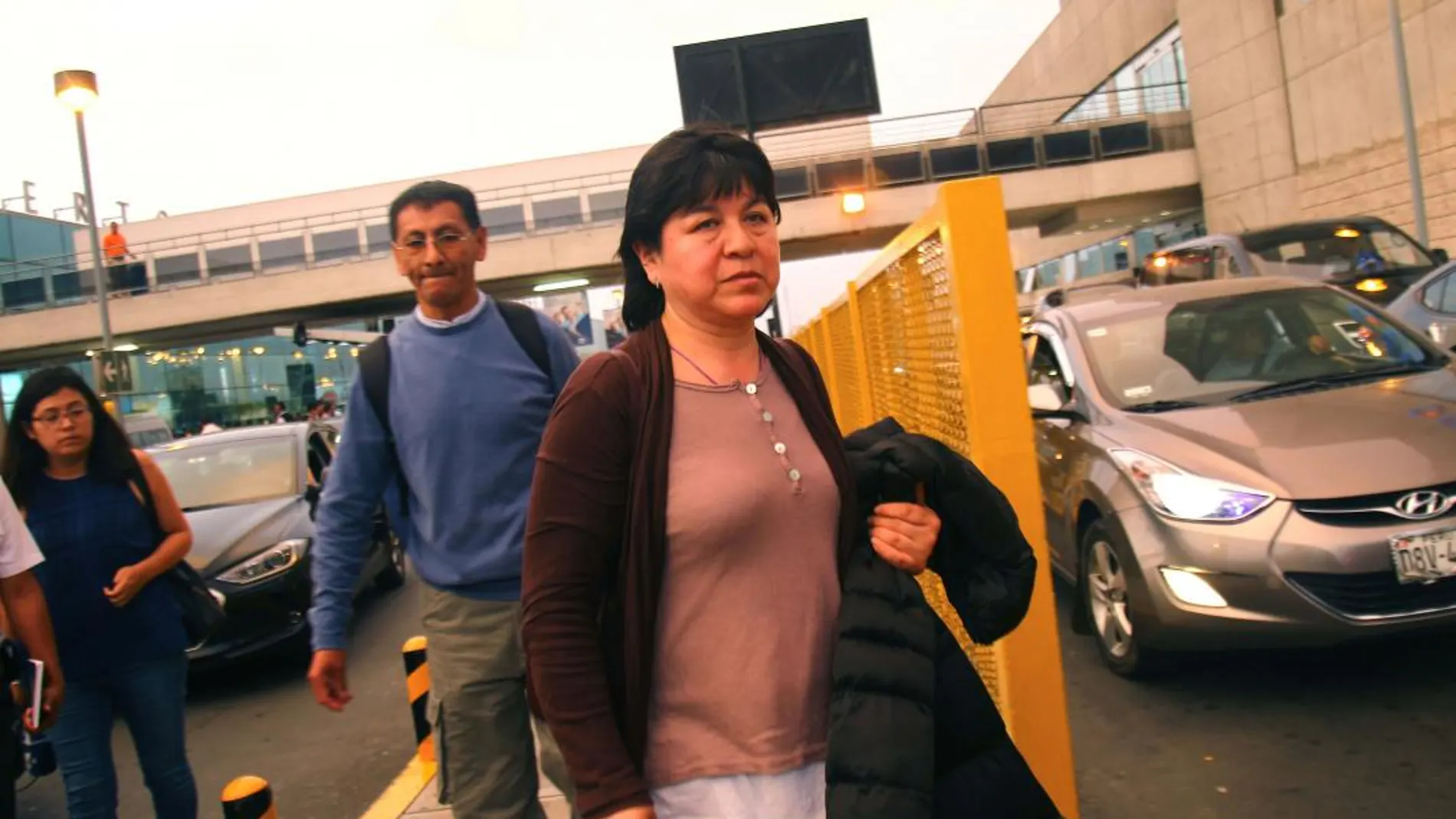 Alejandra Ayala y Marcelo Salazar, padres de Nathaly Salazar, as u llegada al aeropuerto Jorge Chávez de Lima (Perú)