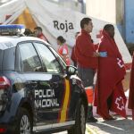 Varios de los 52 inmigrantes de origen subsahariano que han llegado al puerto de Málaga son atendido