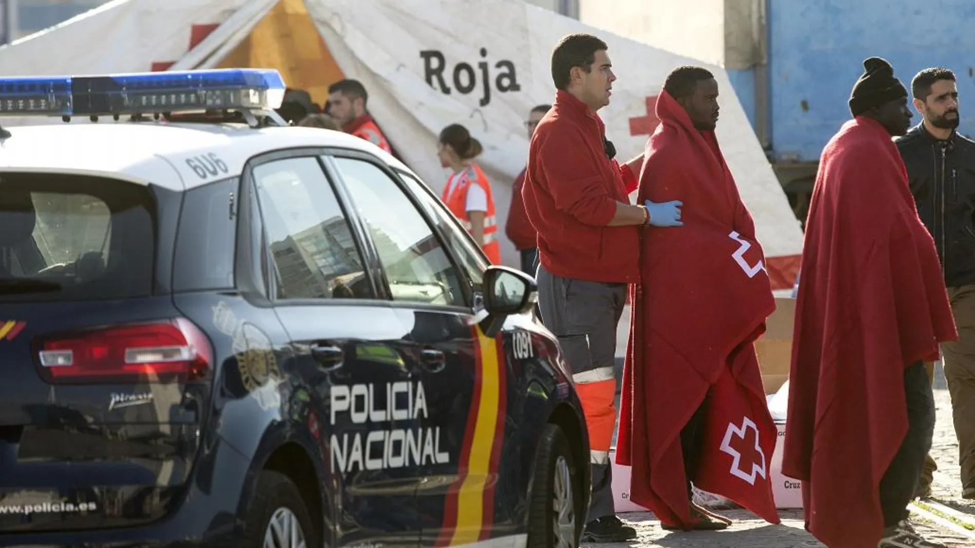 Varios de los 52 inmigrantes de origen subsahariano que han llegado al puerto de Málaga son atendido