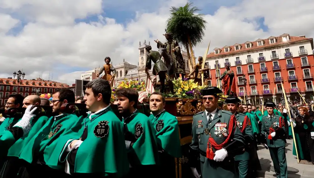 Procesión de Domingo de Ramos a su paso por la Plaza Mayor de Valladolid