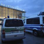 Dos furgones de policía frente a la estación central de tren de Colonia a primeros de año, tras la denuncia de un centenar de mujeres que habían sido robadas o violadas