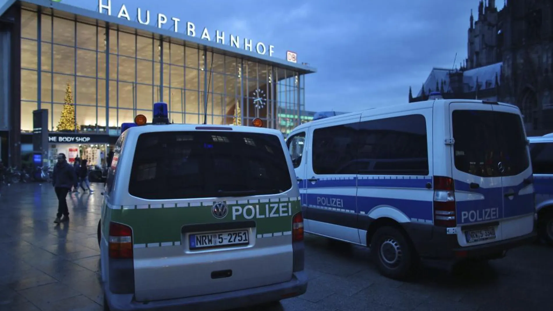 Dos furgones de policía frente a la estación central de tren de Colonia a primeros de año, tras la denuncia de un centenar de mujeres que habían sido robadas o violadas