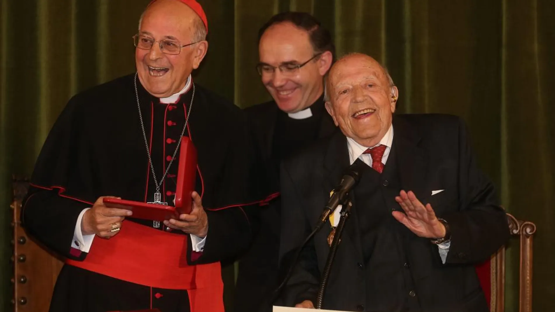 José Jiménez Lozano recibe la Cruz “Pro Eclessia et Pontifice”, de manos de Ricardo Blázquez, y junto a Francisco Javier Mínguez