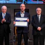 Francisco González y José Adolfo de Azcárraga entregan el Premio Física, Innovación y Tecnología a Francisco Javier Tamayo de Miguel, profesor de Investigación CSIC en el Instituto de Microelectrónica de Madrid (IMM). / BBVA