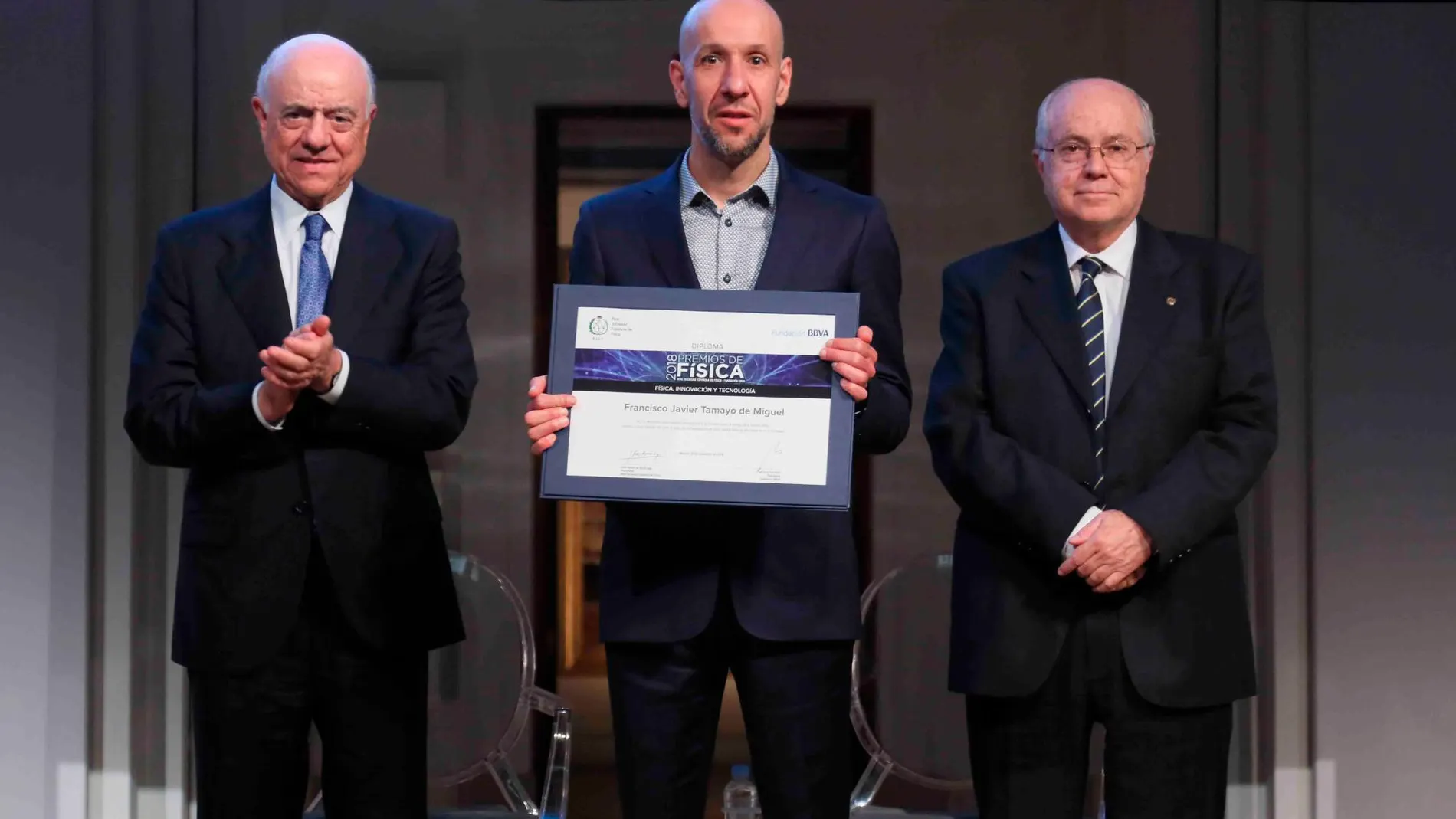 Francisco González y José Adolfo de Azcárraga entregan el Premio Física, Innovación y Tecnología a Francisco Javier Tamayo de Miguel, profesor de Investigación CSIC en el Instituto de Microelectrónica de Madrid (IMM). / BBVA