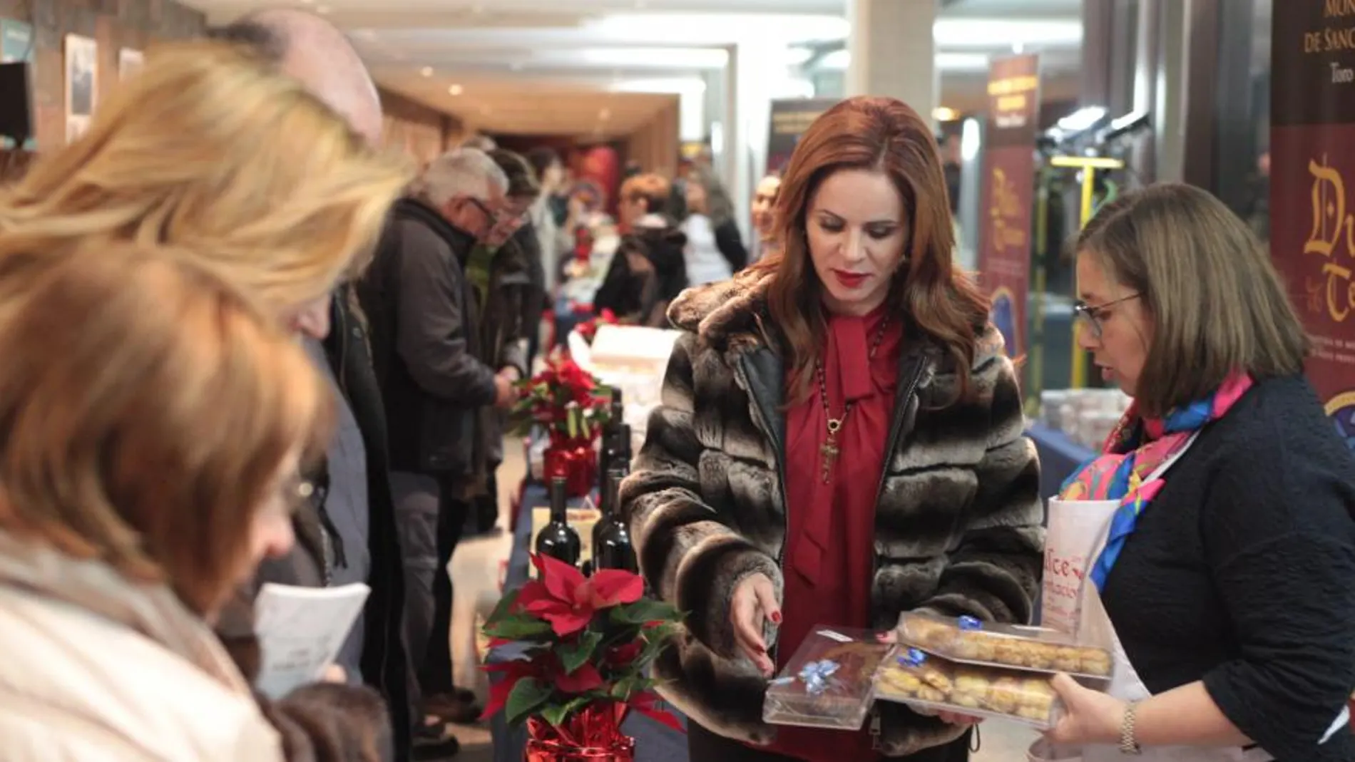 La presidenta de las Cortes de Castilla y León, Silvia Clemente, compra dulces en la feria «Dulce Tentación»