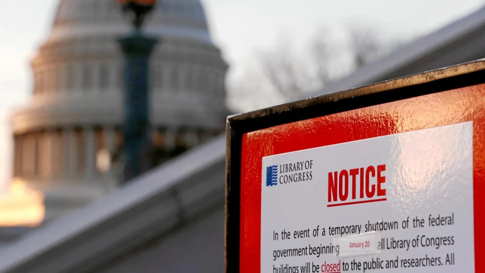 Un cartel informa en las puertas del Capitolio de la suspensión del Gobierno federal por falta de fondos
