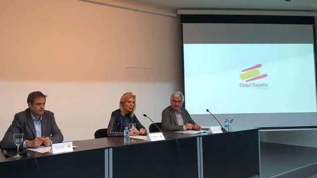 De izqda. a dcha. el Vicepresidente Antonio Gericó (Aramón), la Presidenta Maria José López (Sierra Nevada) y el Vicepresidente Aureli Bisbe (Baqueira-Beret)