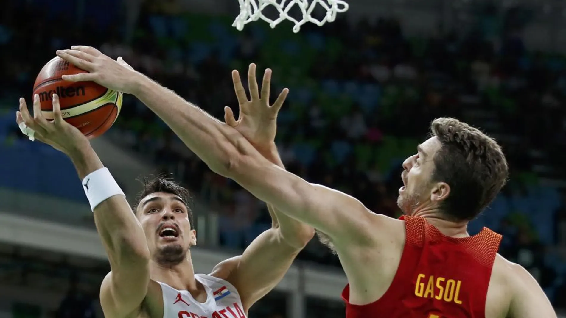 Paul Gasol (c) bloquea el balón de Dario Saric