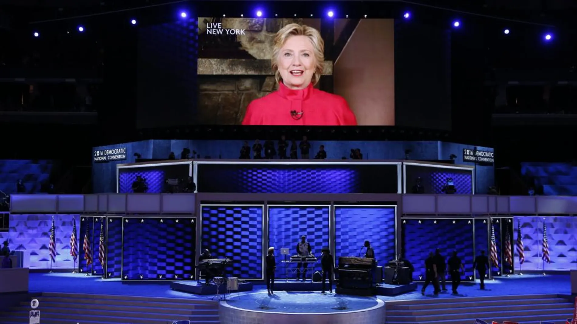 La imagen en pantalla de Hillary Clinton en el segundo día de la Convención Nacional Demócrata