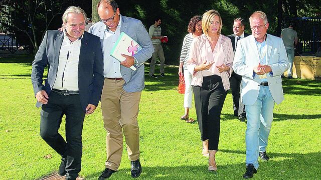 Alicia García charla con Carlos Usías a su llegada al seminario, en presencia de Daniel Duque y Carlos Raúl de Pablos.