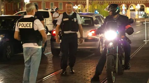 Oficiales de policía vigilan el área donde se ha cometido el atentado