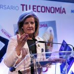 Fátima Báñez, ayer, durante el acto de celebración del quinto aniversario del suplemento Tu Economía, de LA RAZÓN, en Madrid