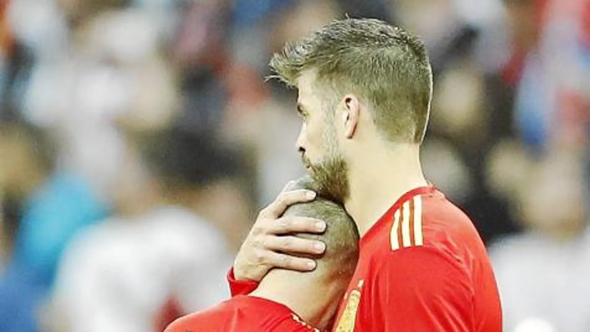 Piqué e Iniesta se abrazan y consuelan después del encuentro contra Rusia / Foto: Ap
