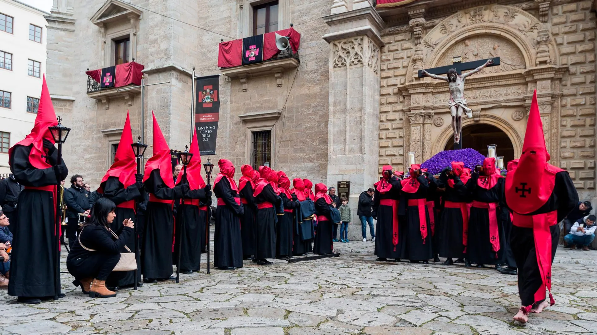 Momento en que la Procesión del Santísimo Cristo de la Luz de la Semana Santa de Valladolid, organizada por la Hermandad Universitaria del Santísimo Cristo de la Luz, sale del Palacio de Santa Cruz de Valladolid