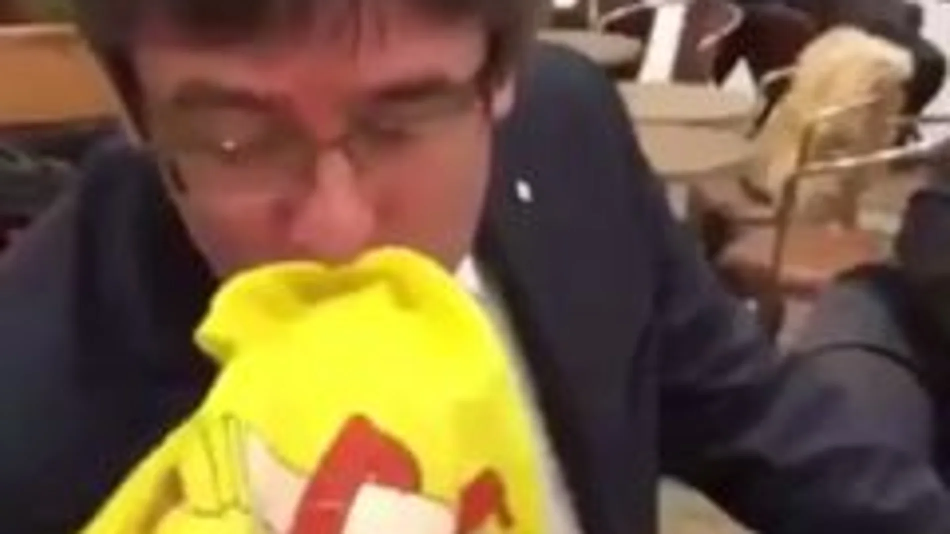 Imagen de Puigdemont besando la bandera de España