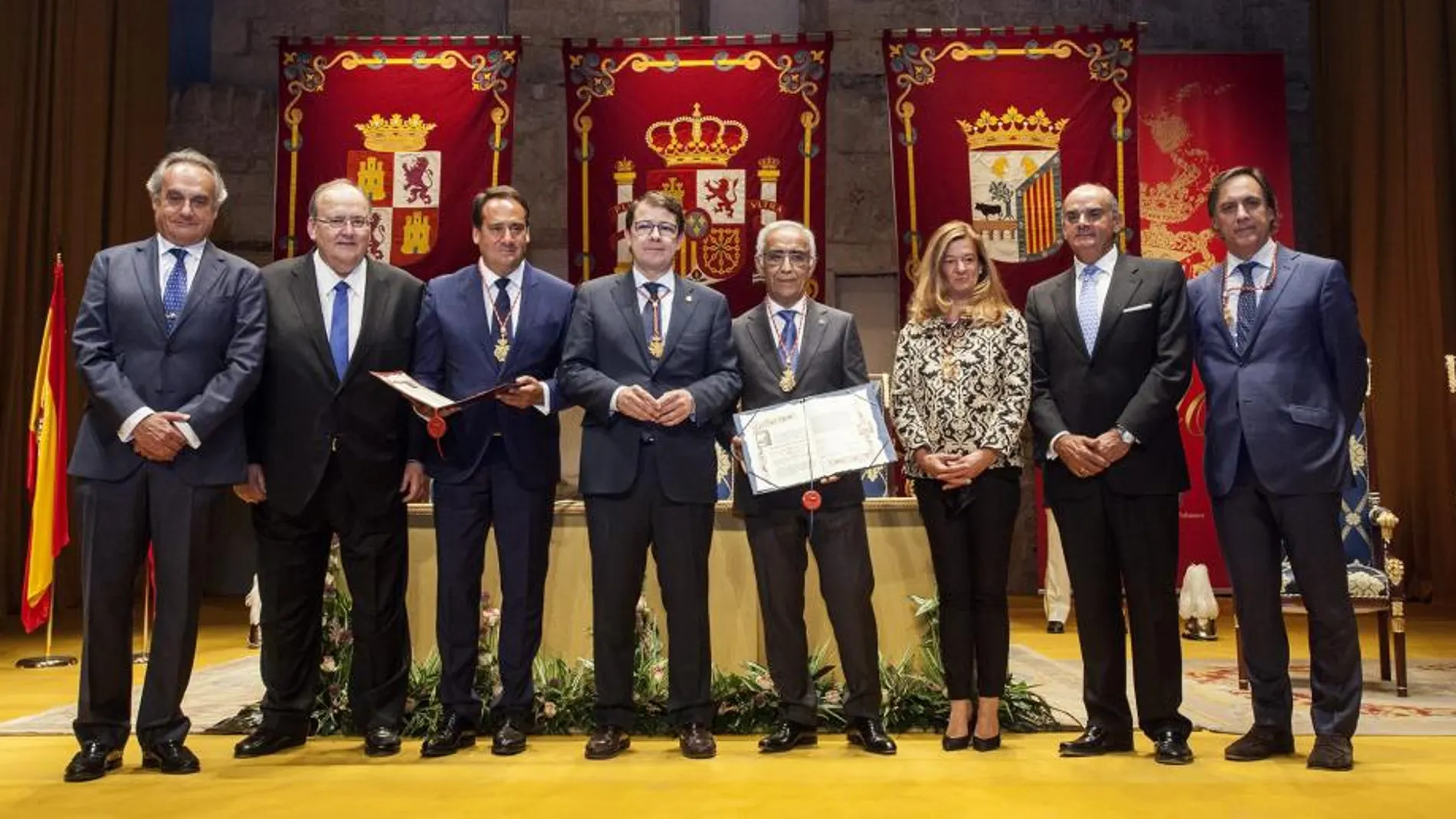 La Junta de Semana Santa y Perfumerías Avenida recogen la Medalla de Oro de Salamanca