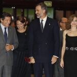 El Rey Felipe y la Reina Letizia, junto al presidente asturiano, Javier Fernández, y la directora de la Fundación Princesa de Asturias, Teresa Sanjurjo