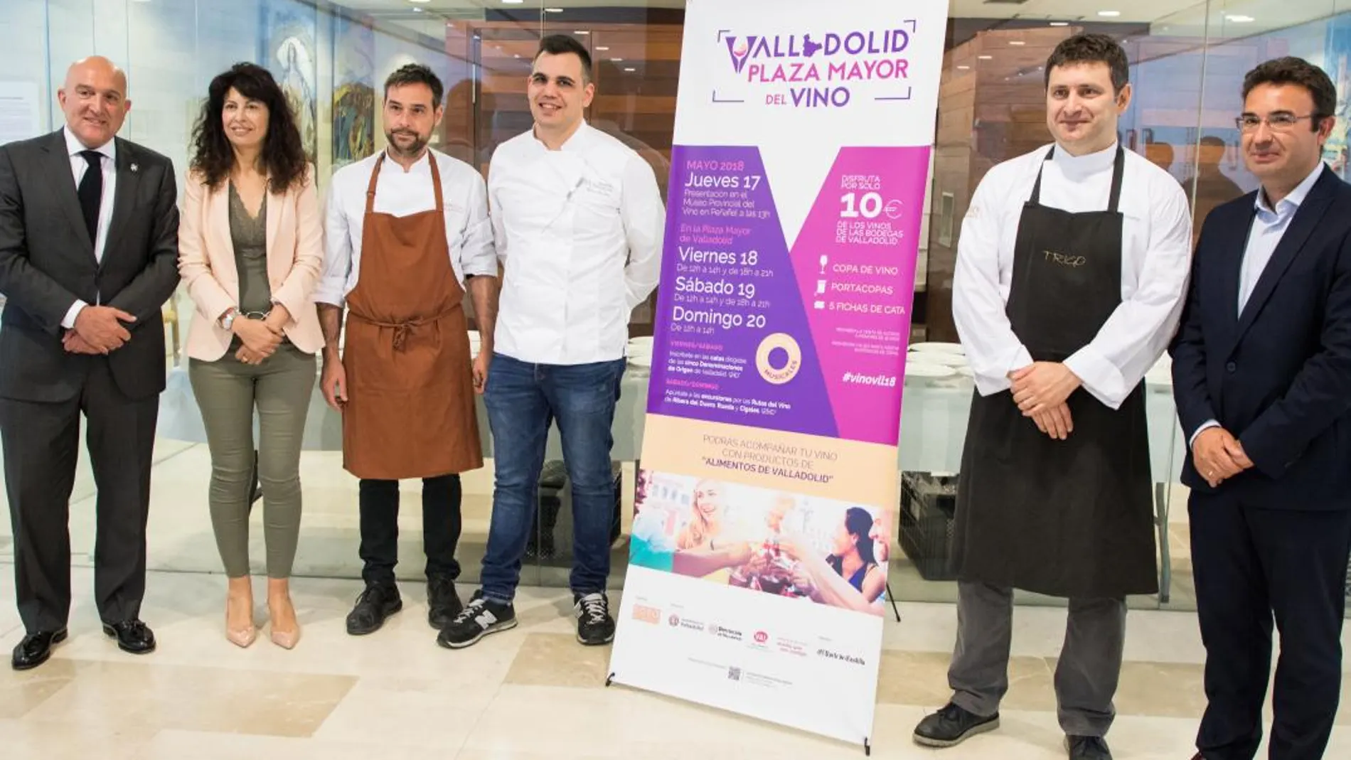 El presidente de la Diputación de Valladolid, Jesús Julio Carnero, y la concejala de cultura y turismo del Ayuntamiento de Valladolid, Ana Redondo, acompañados por el alcalde de Peñafiel, Roberto Díez, junto a los cocineros con estrella Michelin de Valladolid, inauguran la cita «Valladolid, Plaza Mayor del Vino» / Eduardo Margareto/Ical