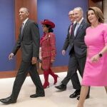 Obama camina junto a los legisladores Wilson (izquierda), Crowley, Schumer y Nancy Pelosi ayer en la Cámara Baja